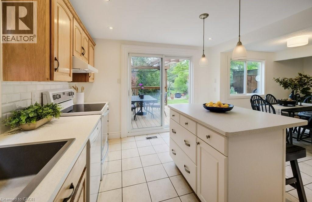 106 Parkland Crescent, Kitchener, ON - Indoor Photo Showing Kitchen
