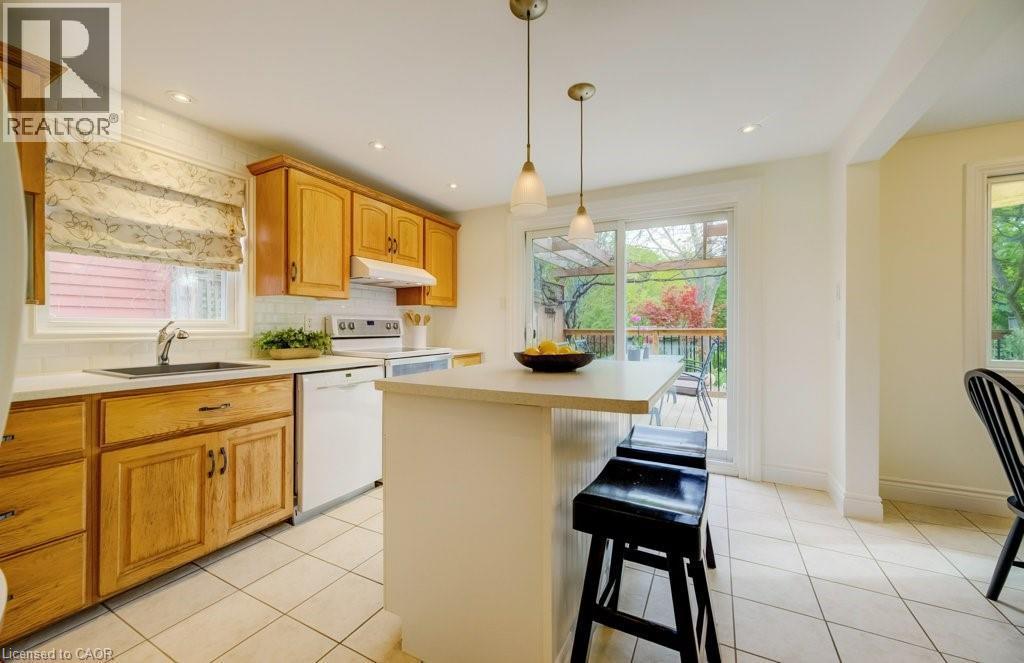 106 Parkland Crescent, Kitchener, ON - Indoor Photo Showing Kitchen
