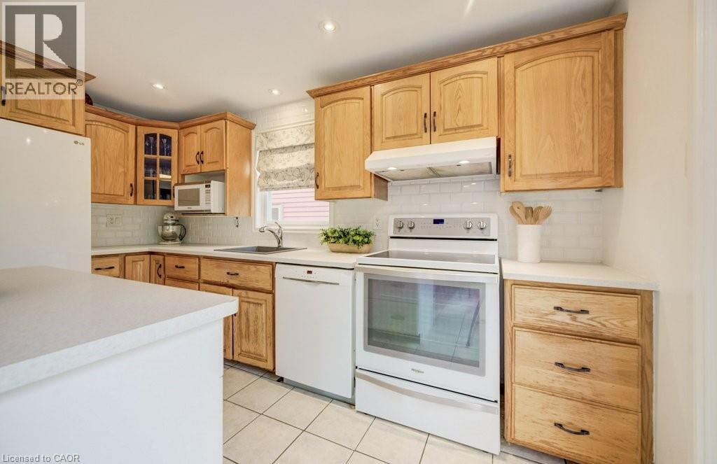 106 Parkland Crescent, Kitchener, ON - Indoor Photo Showing Kitchen
