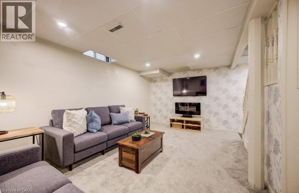 106 Parkland Crescent, Kitchener, ON - Indoor With Fireplace