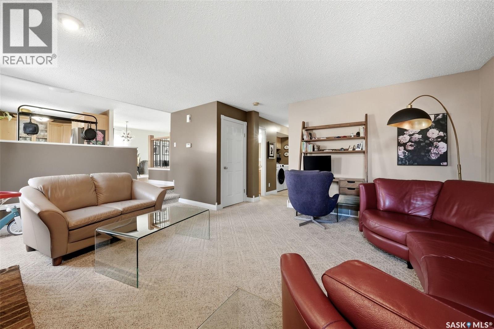 2947 More Crescent E, Regina, SK - Indoor Photo Showing Living Room