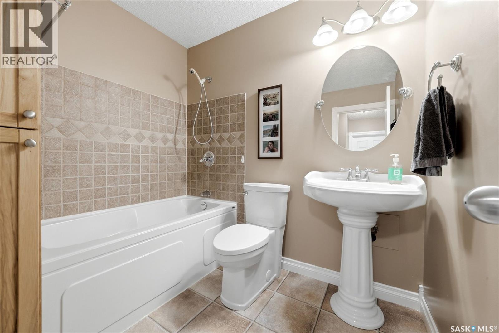 2947 More Crescent E, Regina, SK - Indoor Photo Showing Bathroom