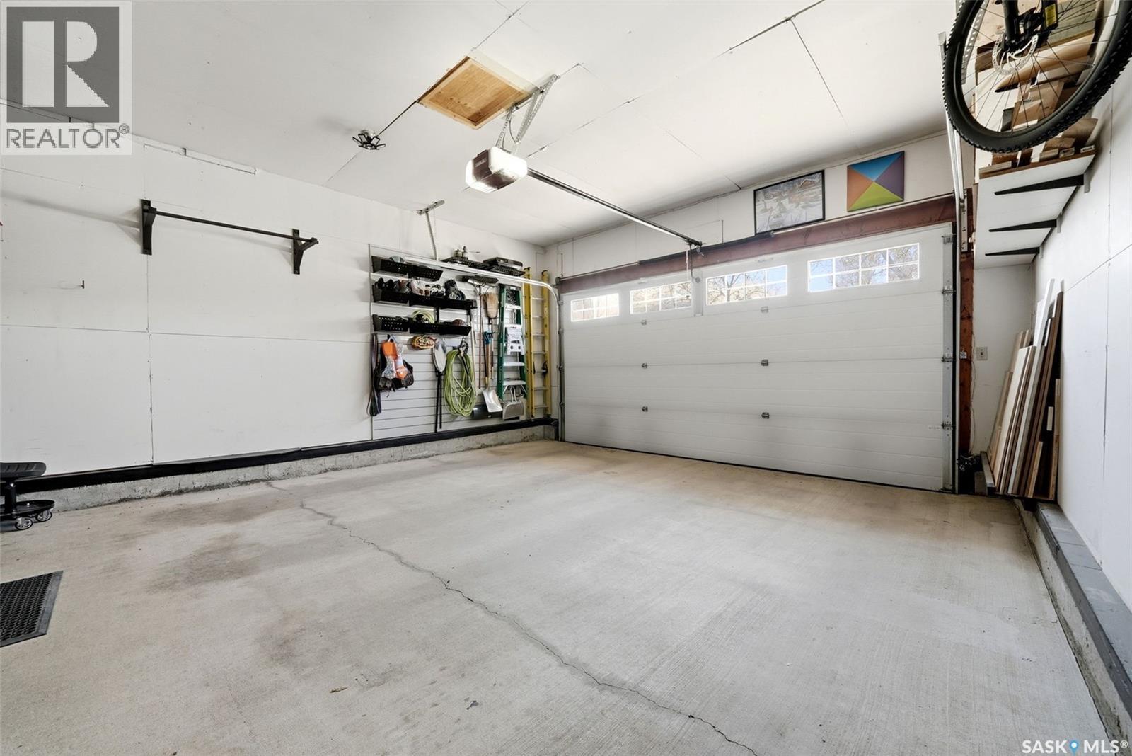 2947 More Crescent E, Regina, SK - Indoor Photo Showing Garage