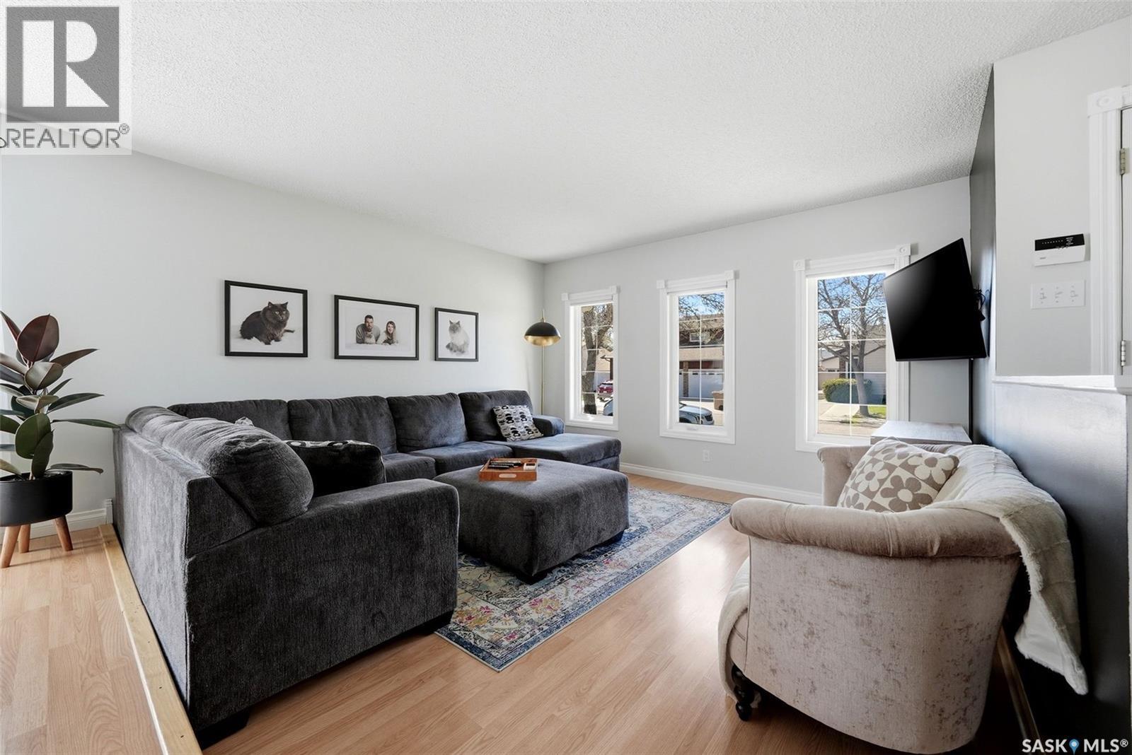 2947 More Crescent E, Regina, SK - Indoor Photo Showing Living Room