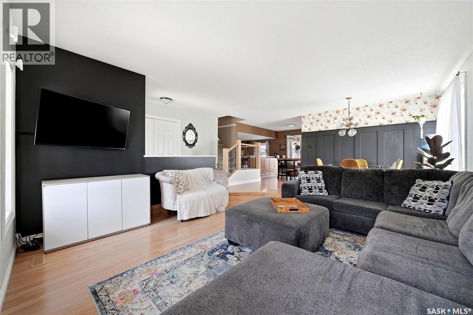 2947 More Crescent E, Regina, SK - Indoor Photo Showing Living Room