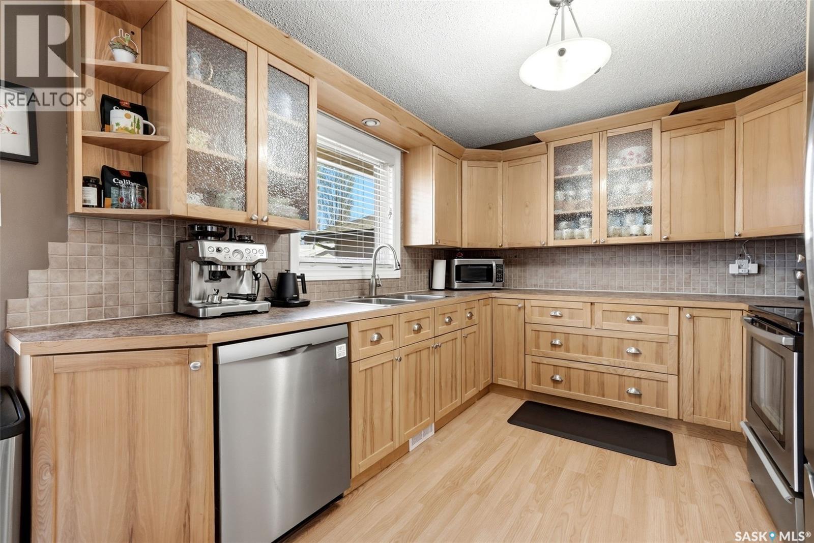 2947 More Crescent E, Regina, SK - Indoor Photo Showing Kitchen With Double Sink