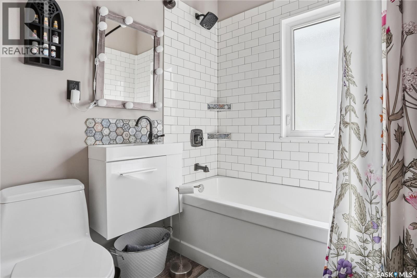3625 Victoria Avenue, Regina, SK - Indoor Photo Showing Bathroom