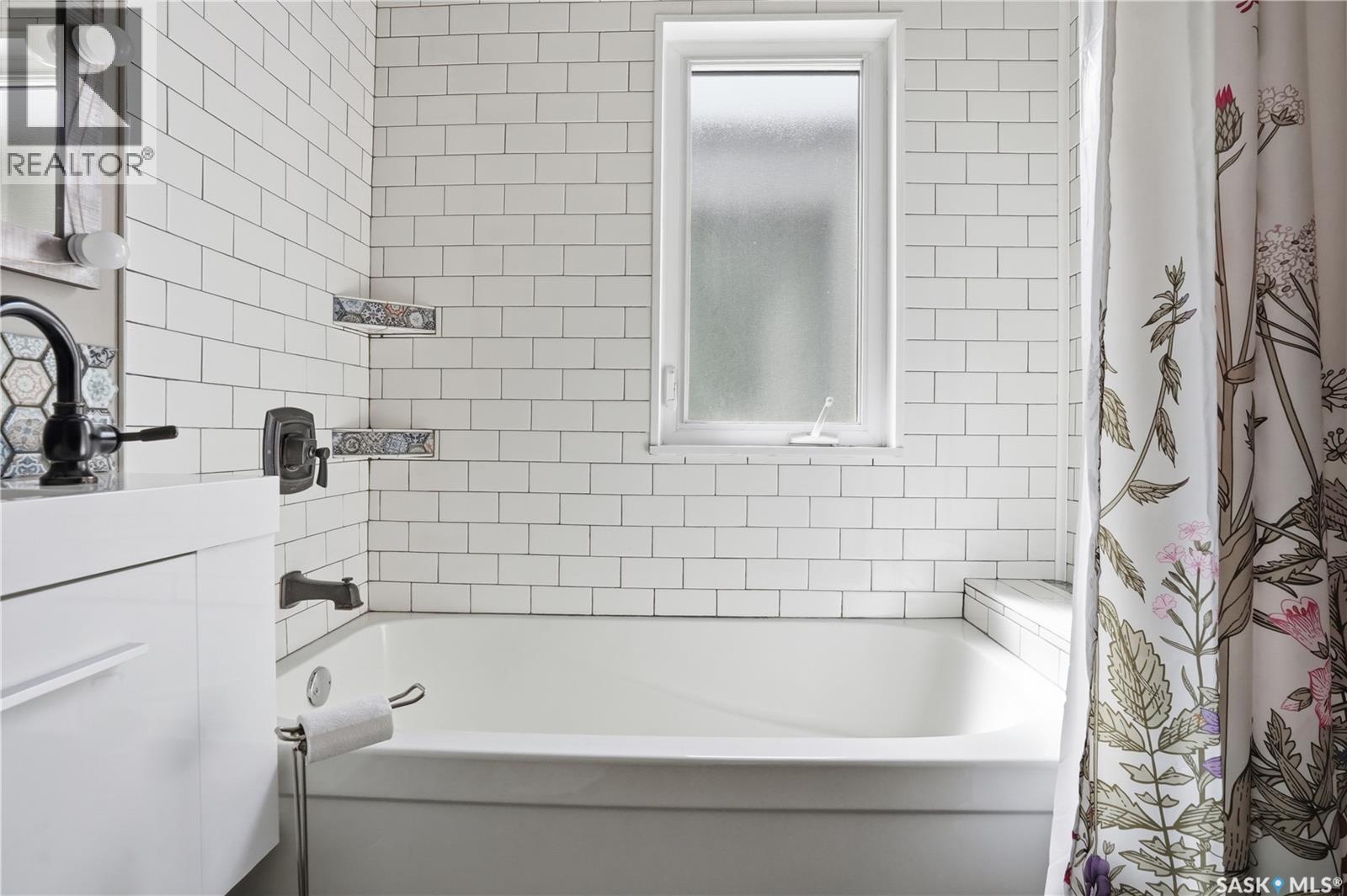 3625 Victoria Avenue, Regina, SK - Indoor Photo Showing Bathroom