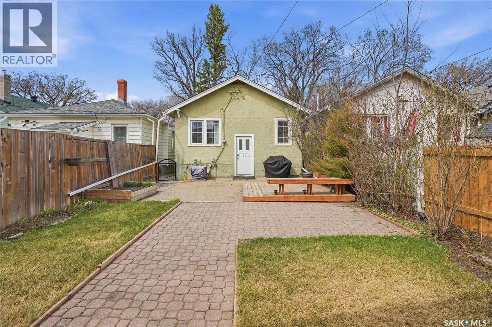 3625 Victoria Avenue, Regina, SK - Outdoor