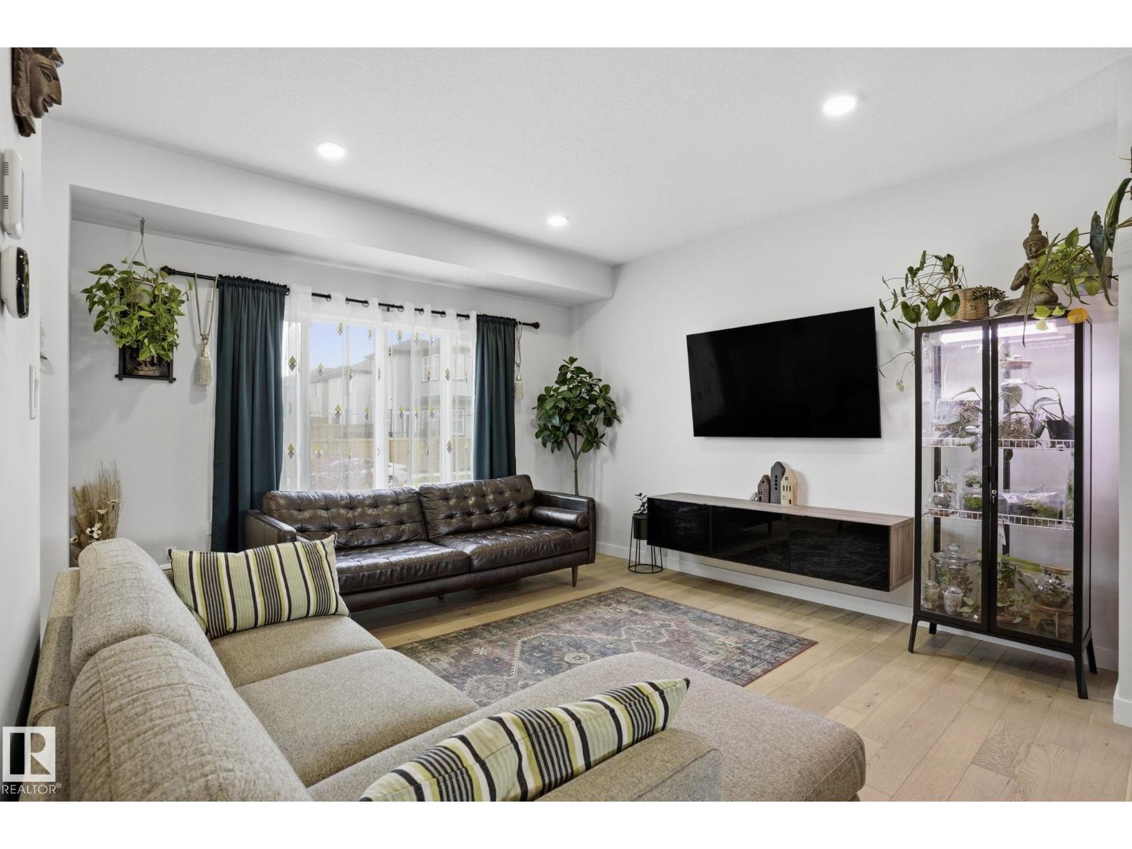 2116 159 St Sw, Edmonton, AB - Indoor Photo Showing Living Room
