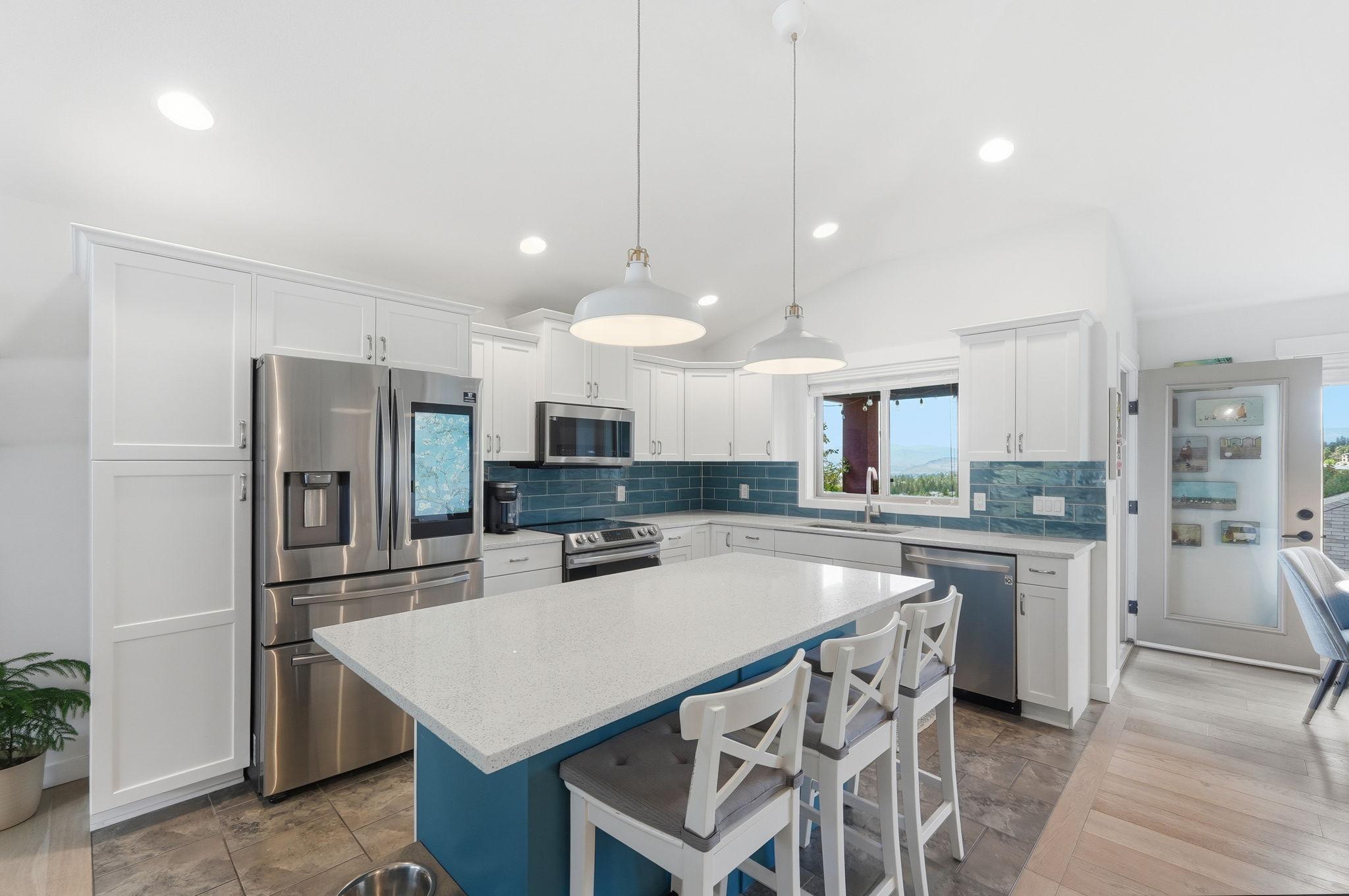 15-2040 Rosealee Lane, West Kelowna, BC - Indoor Photo Showing Kitchen With Double Sink With Upgraded Kitchen