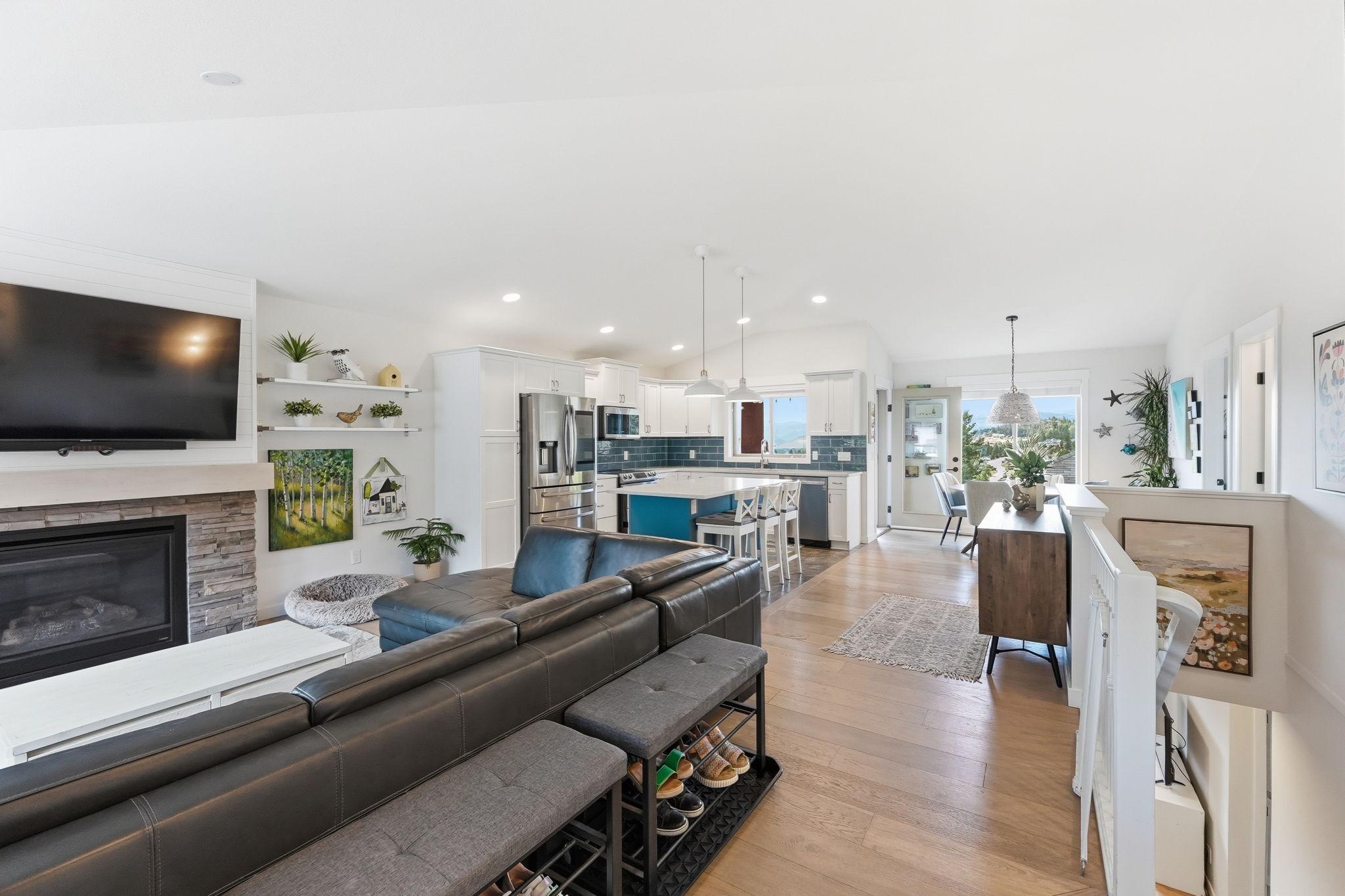 15-2040 Rosealee Lane, West Kelowna, BC - Indoor Photo Showing Living Room With Fireplace