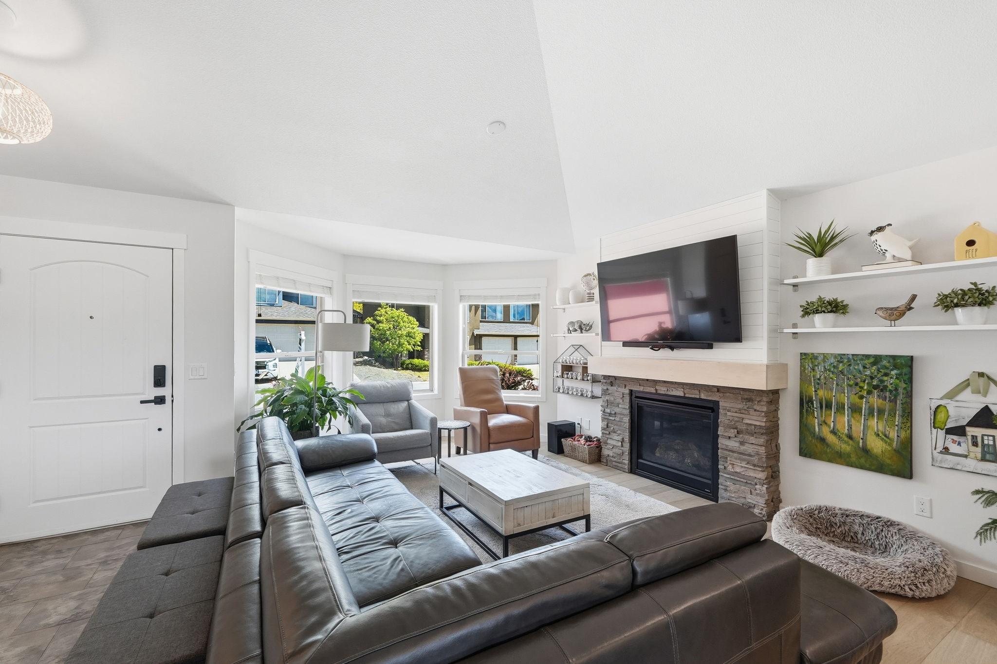 15-2040 Rosealee Lane, West Kelowna, BC - Indoor Photo Showing Living Room With Fireplace