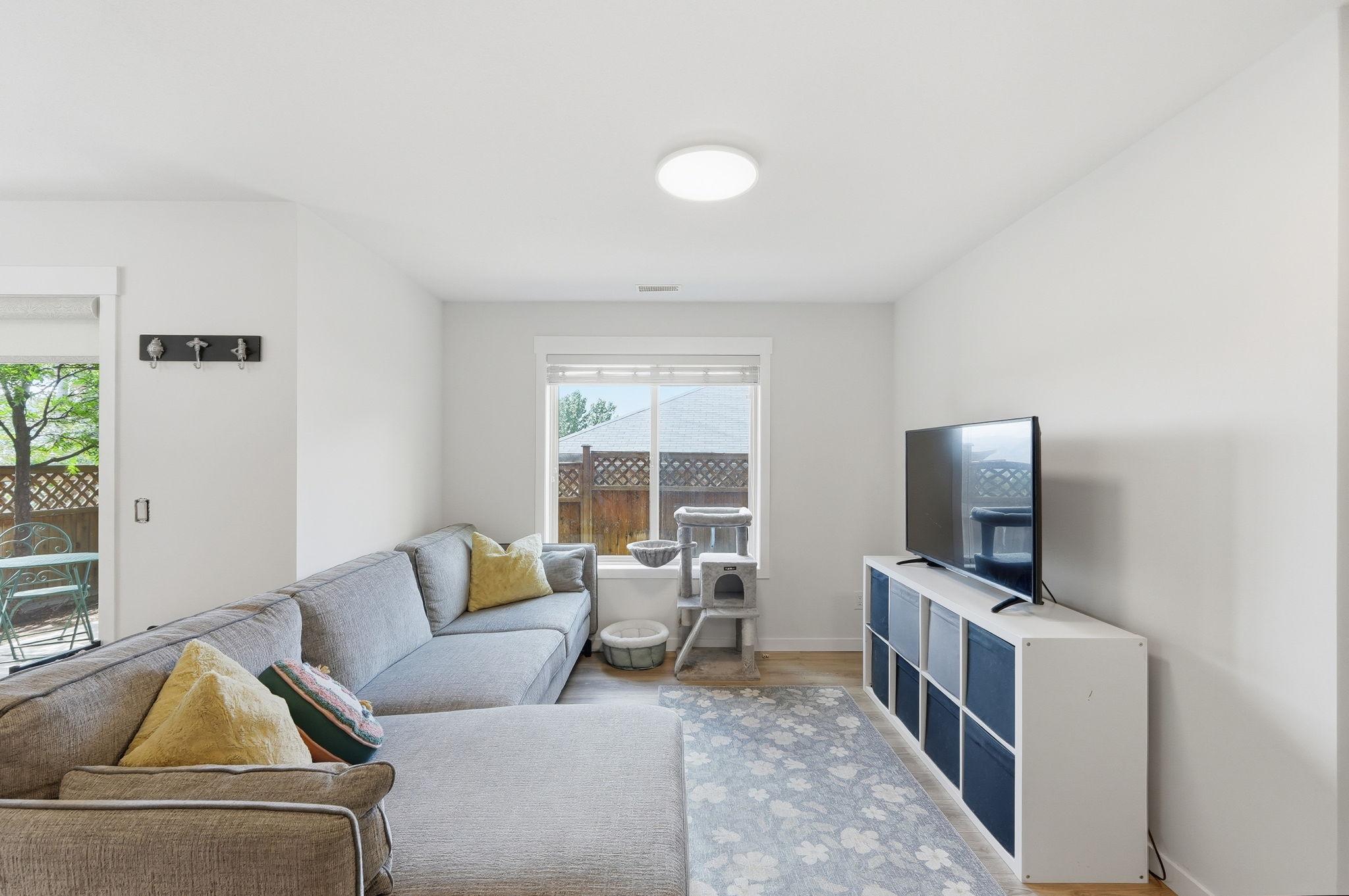 15-2040 Rosealee Lane, West Kelowna, BC - Indoor Photo Showing Living Room