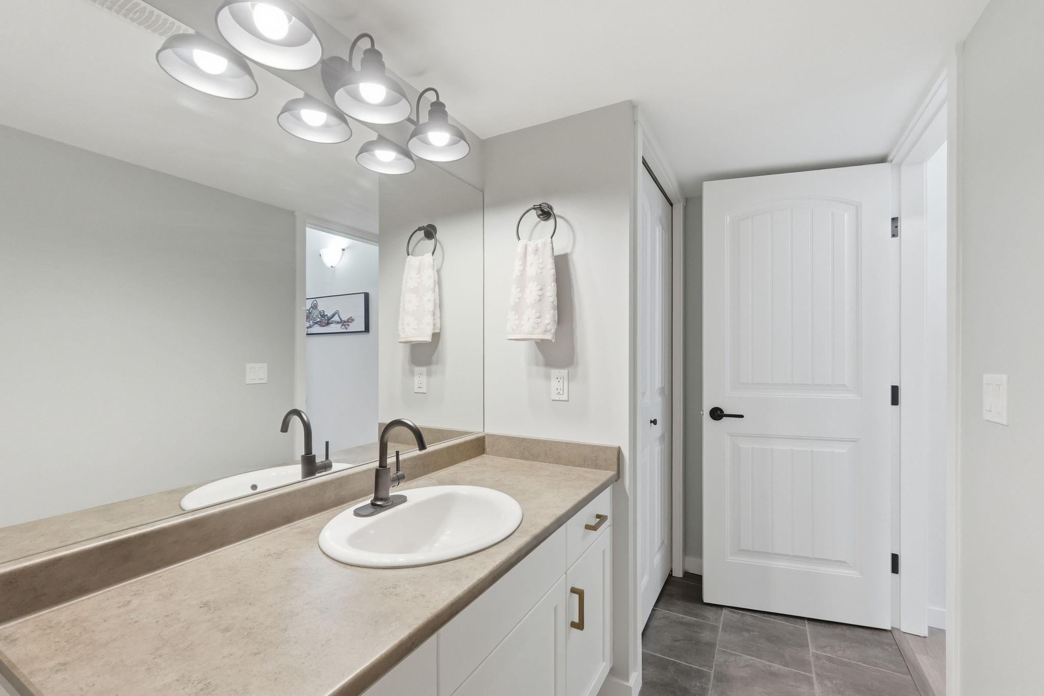 15-2040 Rosealee Lane, West Kelowna, BC - Indoor Photo Showing Laundry Room