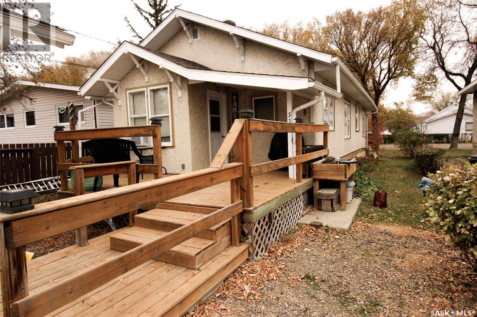 515 1St Street E, Shaunavon, SK - Outdoor With Exterior