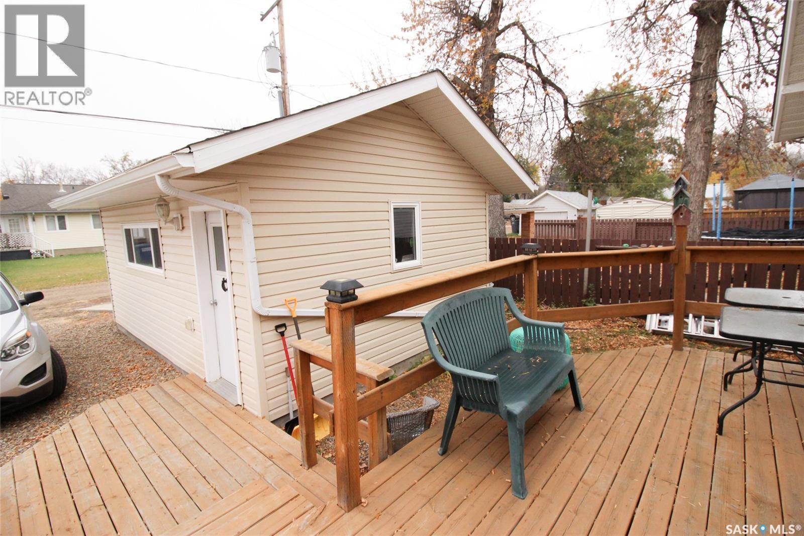 515 1St Street E, Shaunavon, SK - Outdoor With Deck Patio Veranda With Exterior