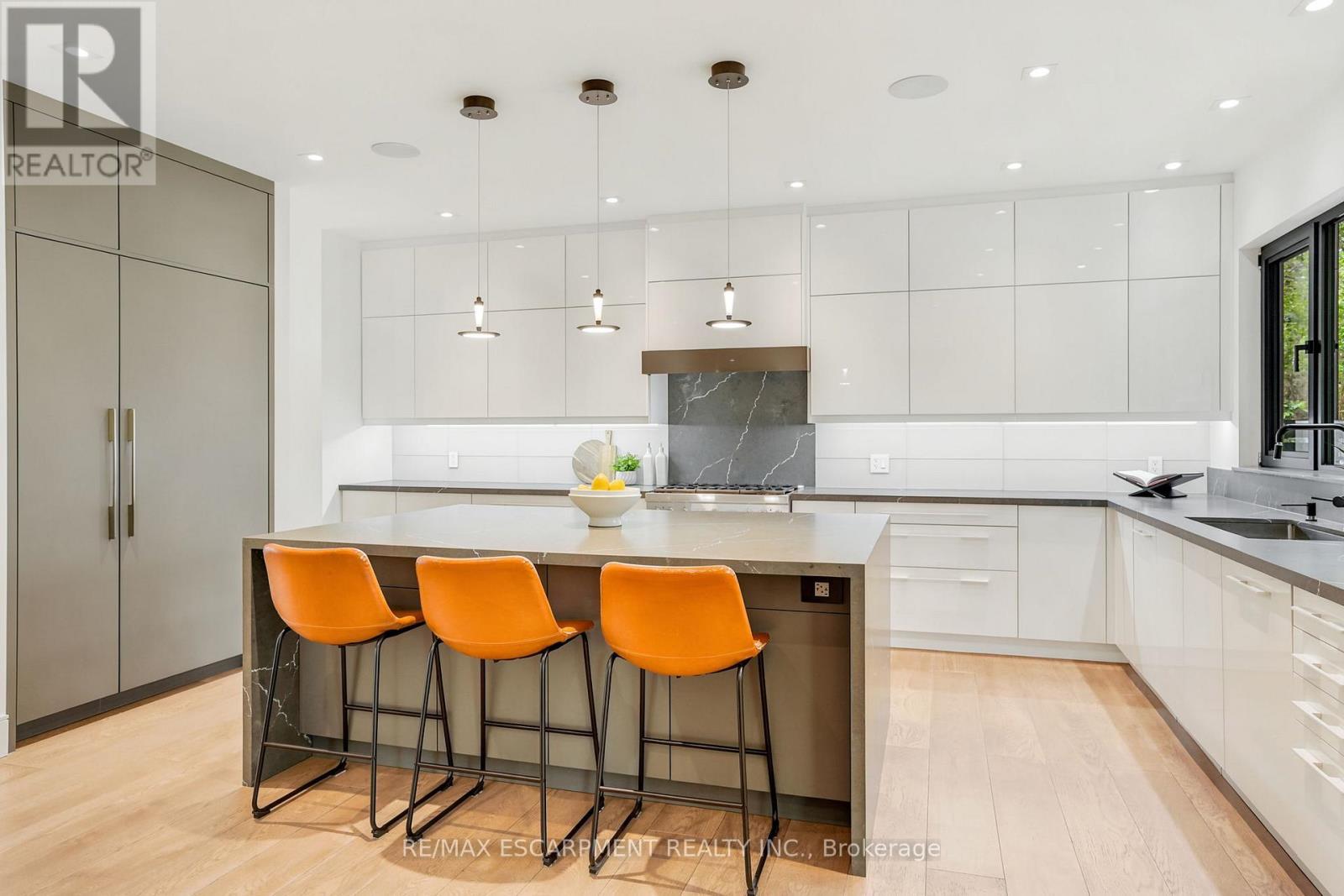 1435 Applewood Road, Mississauga, ON - Indoor Photo Showing Kitchen With Upgraded Kitchen