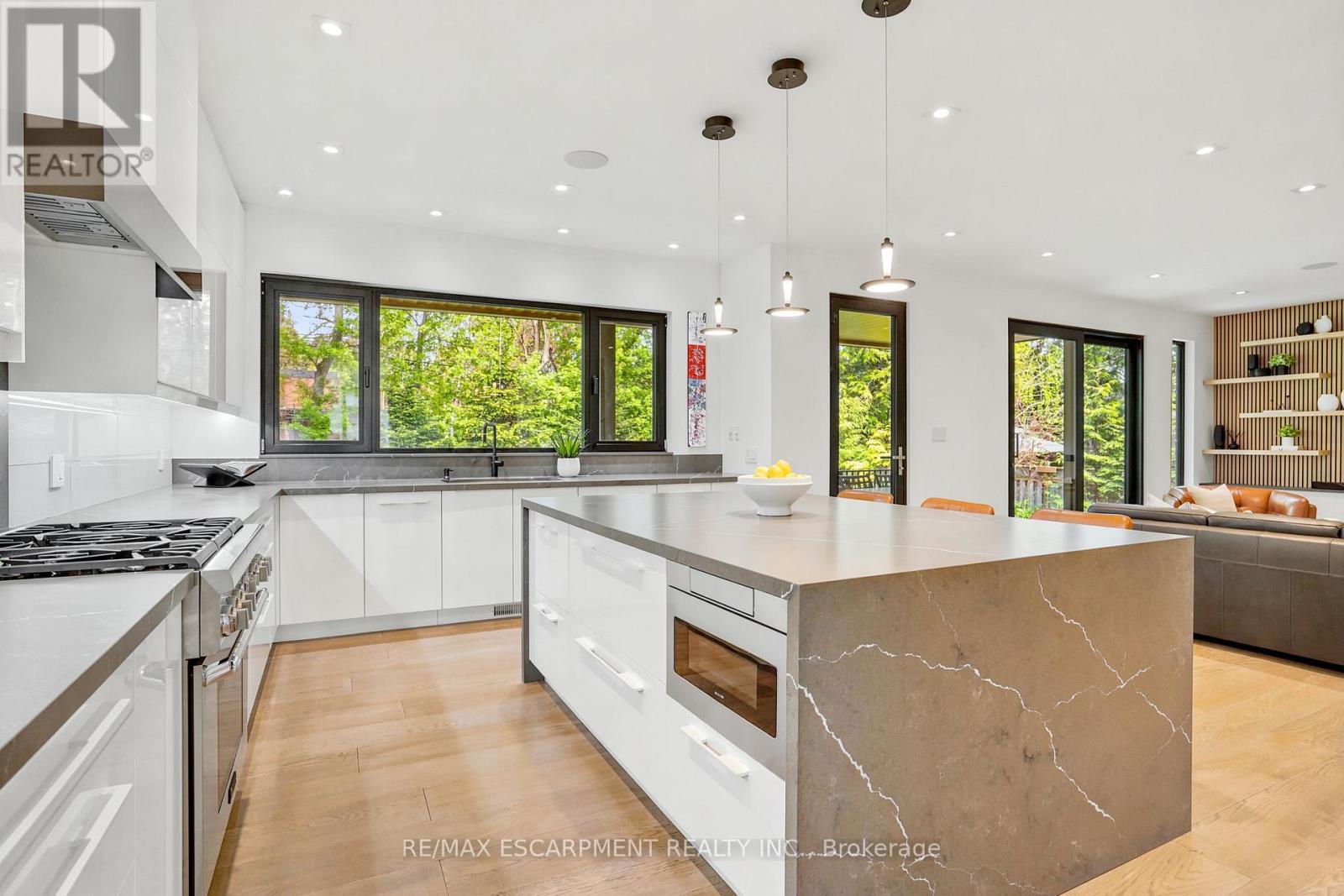 1435 Applewood Road, Mississauga, ON - Indoor Photo Showing Kitchen With Upgraded Kitchen