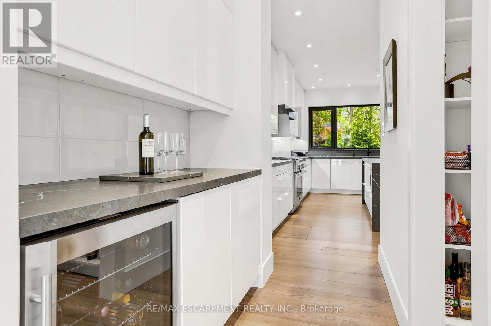 1435 Applewood Road, Mississauga, ON - Indoor Photo Showing Kitchen With Upgraded Kitchen