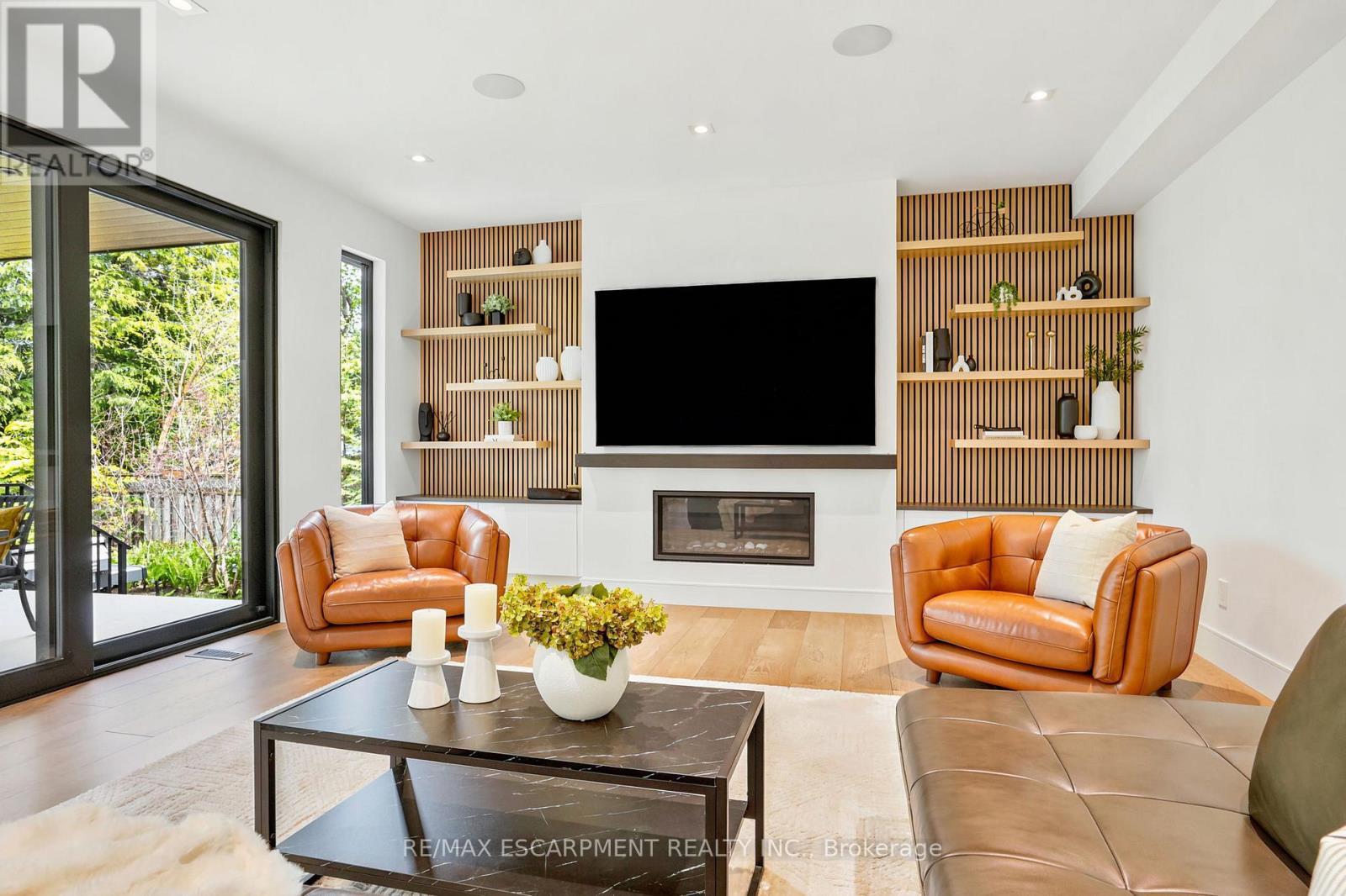 1435 Applewood Road, Mississauga, ON - Indoor Photo Showing Living Room