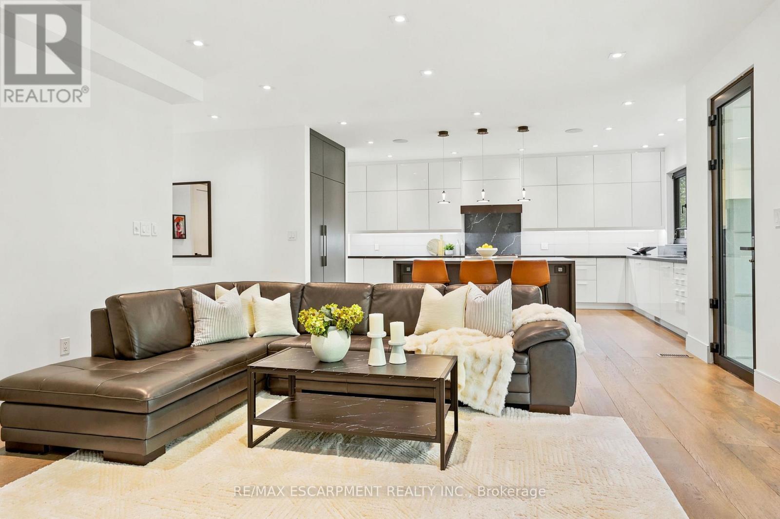 1435 Applewood Road, Mississauga, ON - Indoor Photo Showing Living Room