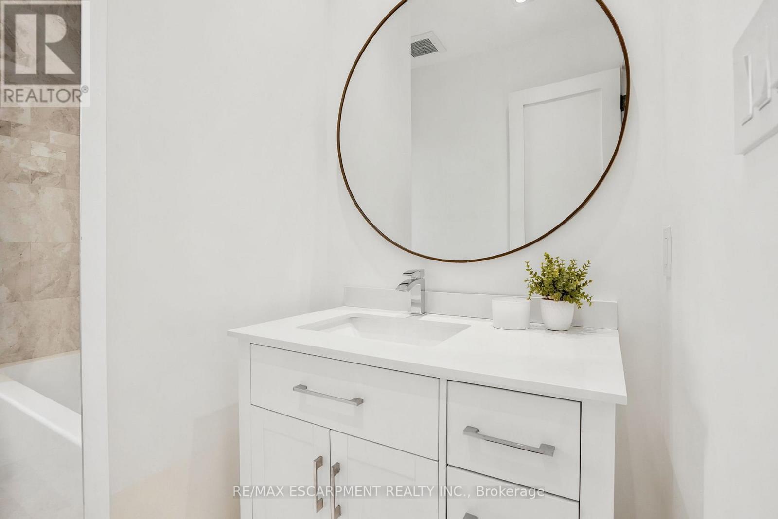 1435 Applewood Road, Mississauga, ON - Indoor Photo Showing Bathroom