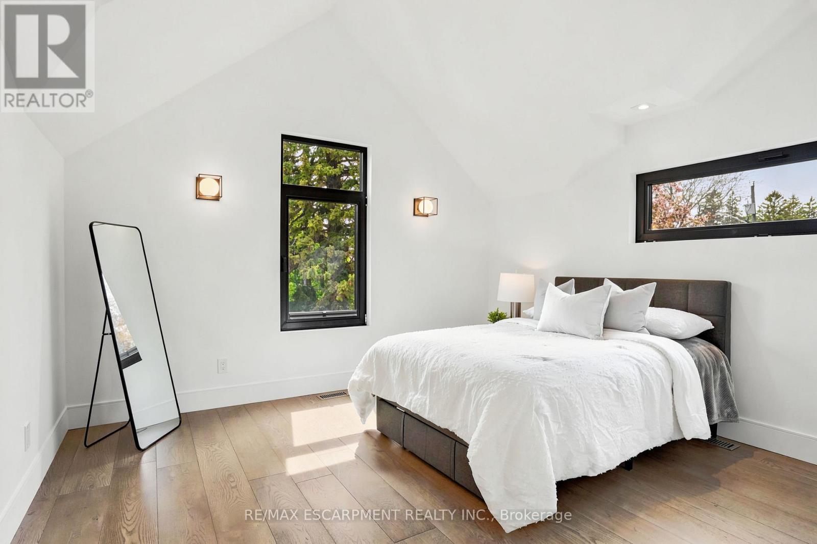 1435 Applewood Road, Mississauga, ON - Indoor Photo Showing Bedroom