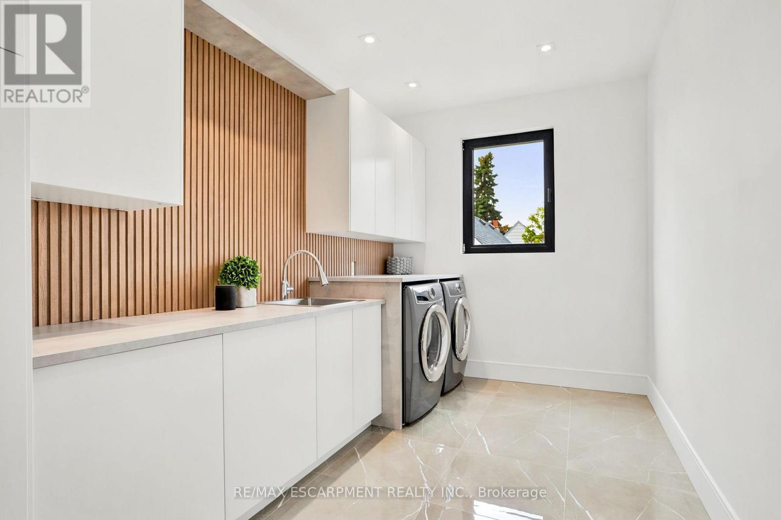 1435 Applewood Road, Mississauga, ON - Indoor Photo Showing Laundry Room