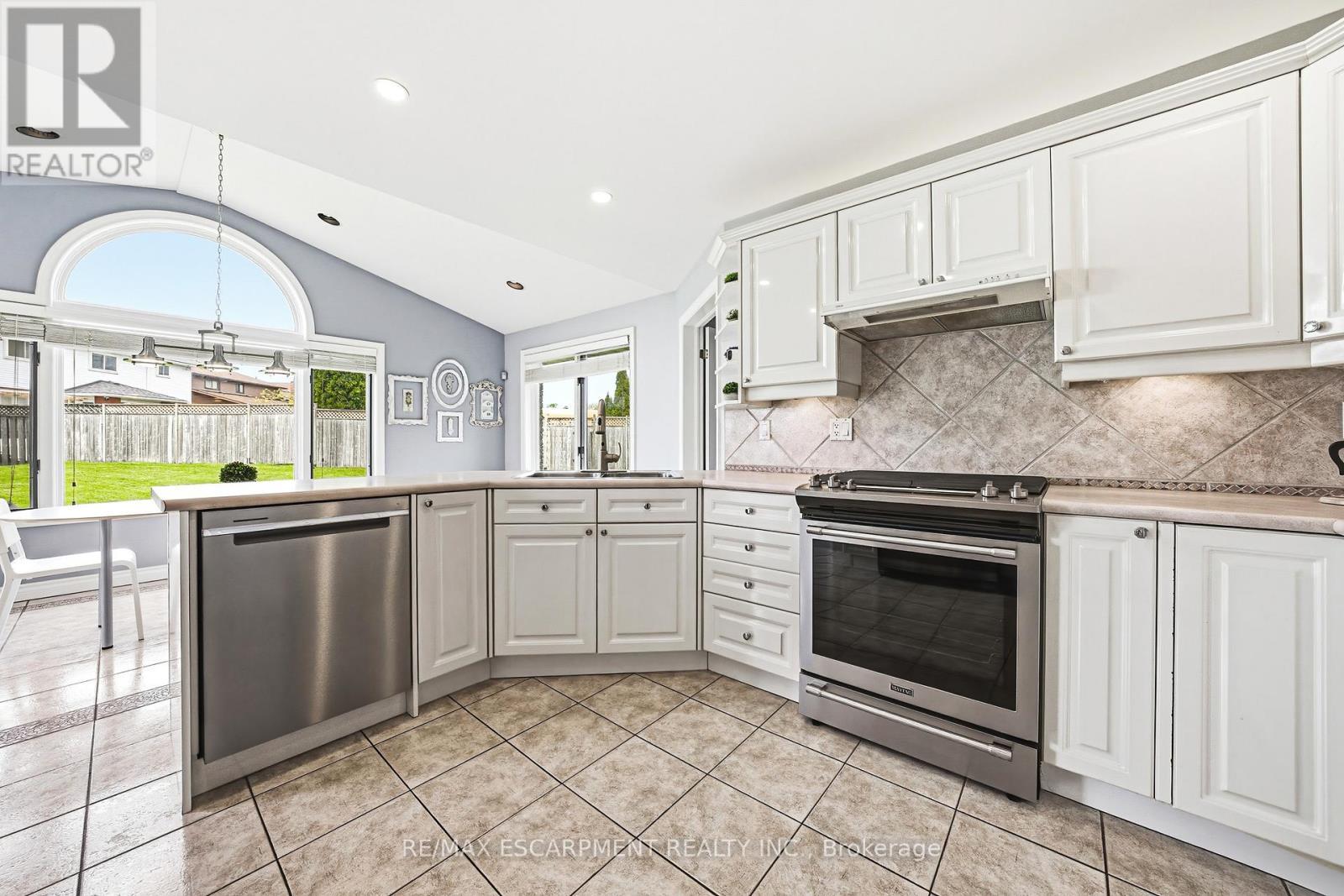 301 Parkwood Crescent, Hamilton, ON - Indoor Photo Showing Kitchen With Upgraded Kitchen