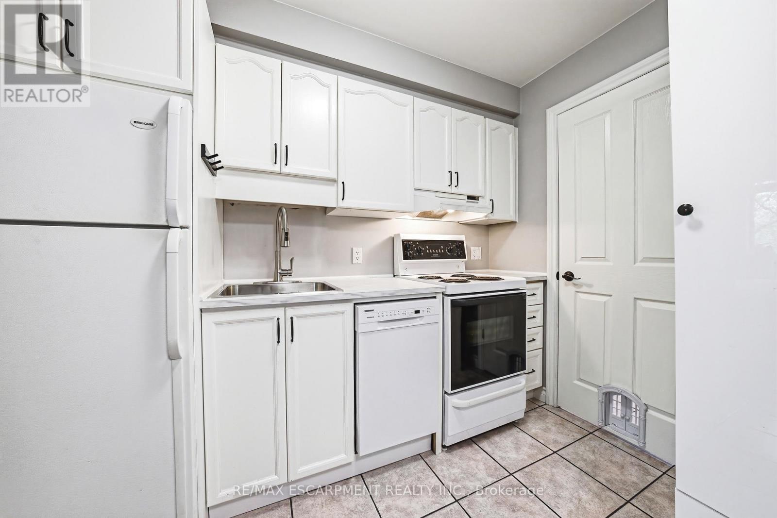 301 Parkwood Crescent, Hamilton, ON - Indoor Photo Showing Kitchen