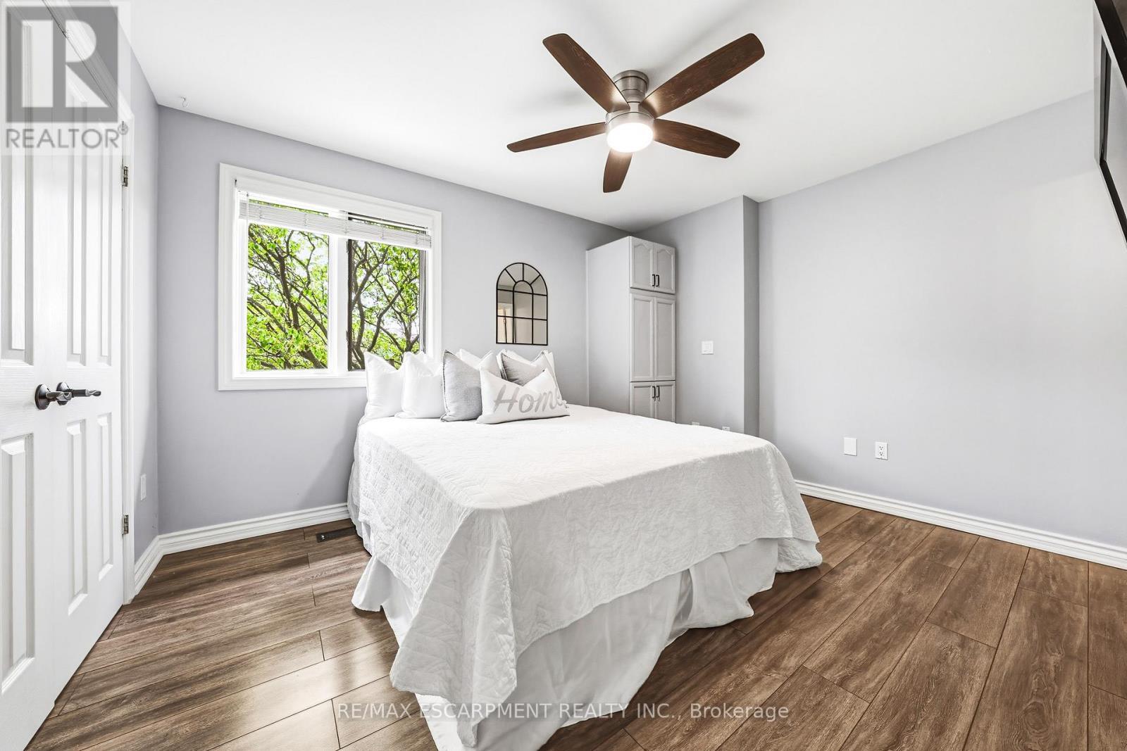 301 Parkwood Crescent, Hamilton, ON - Indoor Photo Showing Bedroom