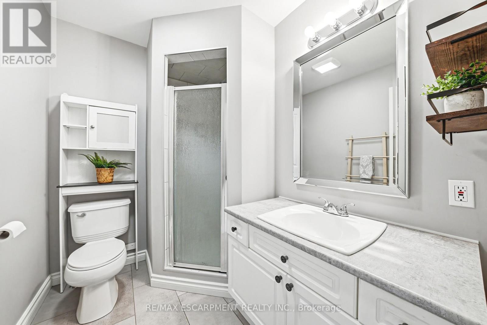 301 Parkwood Crescent, Hamilton, ON - Indoor Photo Showing Bathroom