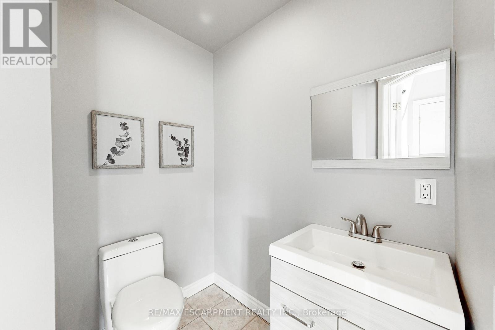301 Parkwood Crescent, Hamilton, ON - Indoor Photo Showing Bathroom