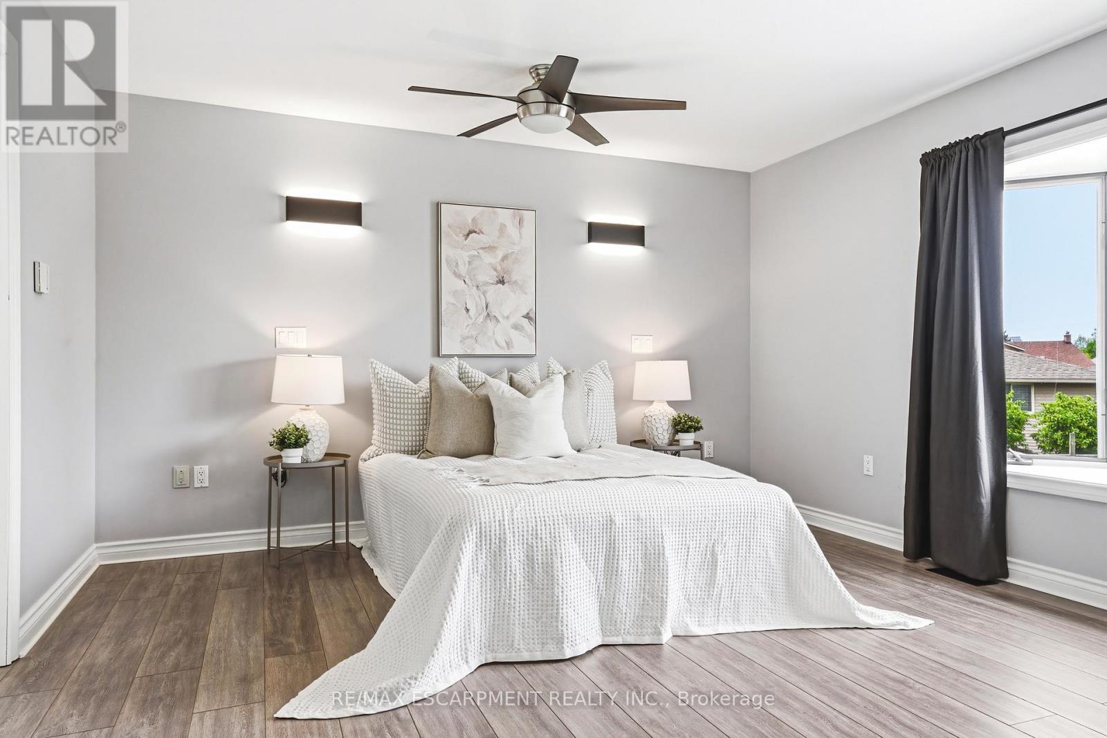 301 Parkwood Crescent, Hamilton, ON - Indoor Photo Showing Bedroom