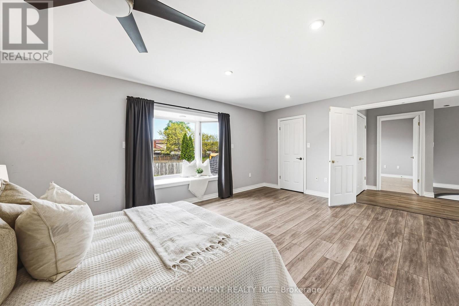 301 Parkwood Crescent, Hamilton, ON - Indoor Photo Showing Bedroom