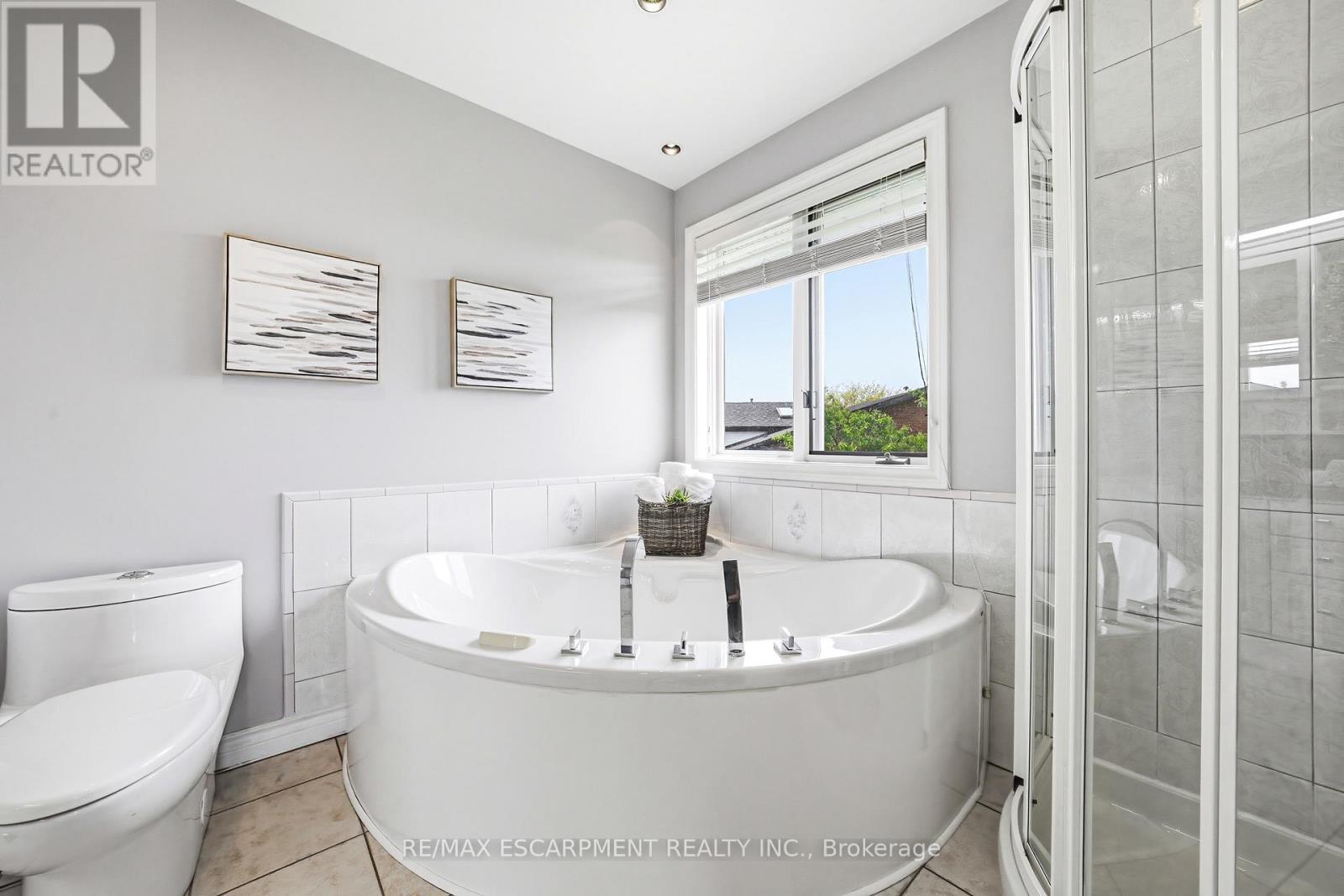 301 Parkwood Crescent, Hamilton, ON - Indoor Photo Showing Bathroom
