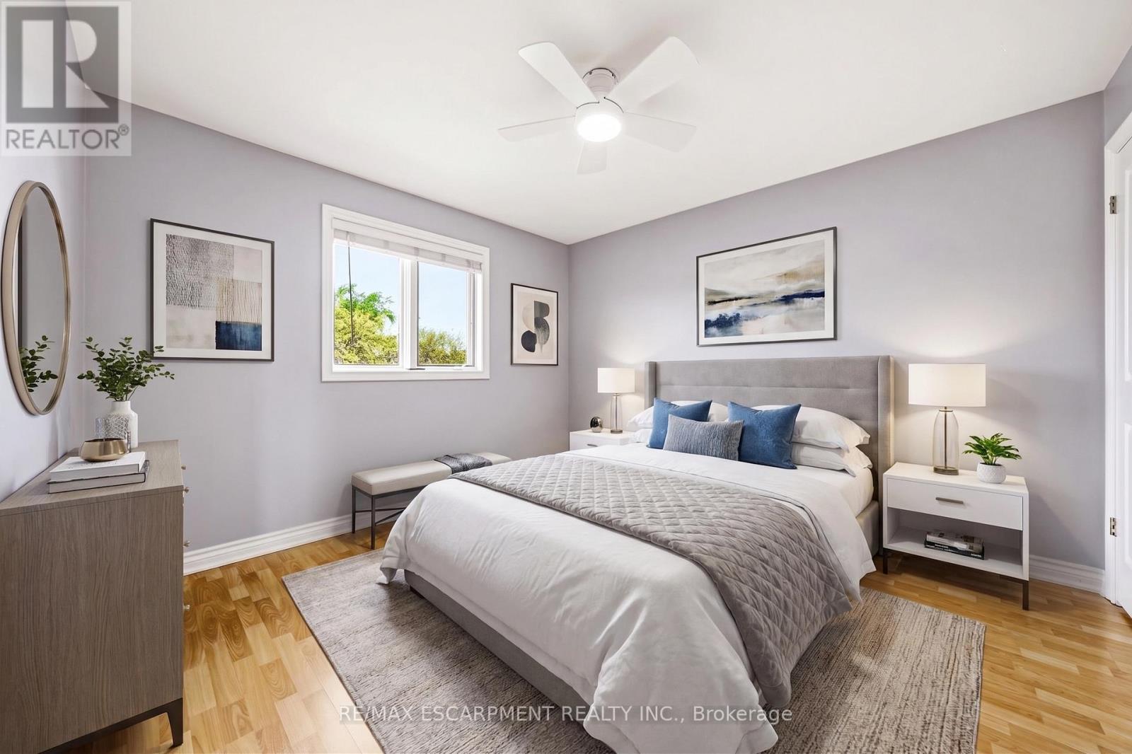 301 Parkwood Crescent, Hamilton, ON - Indoor Photo Showing Bedroom