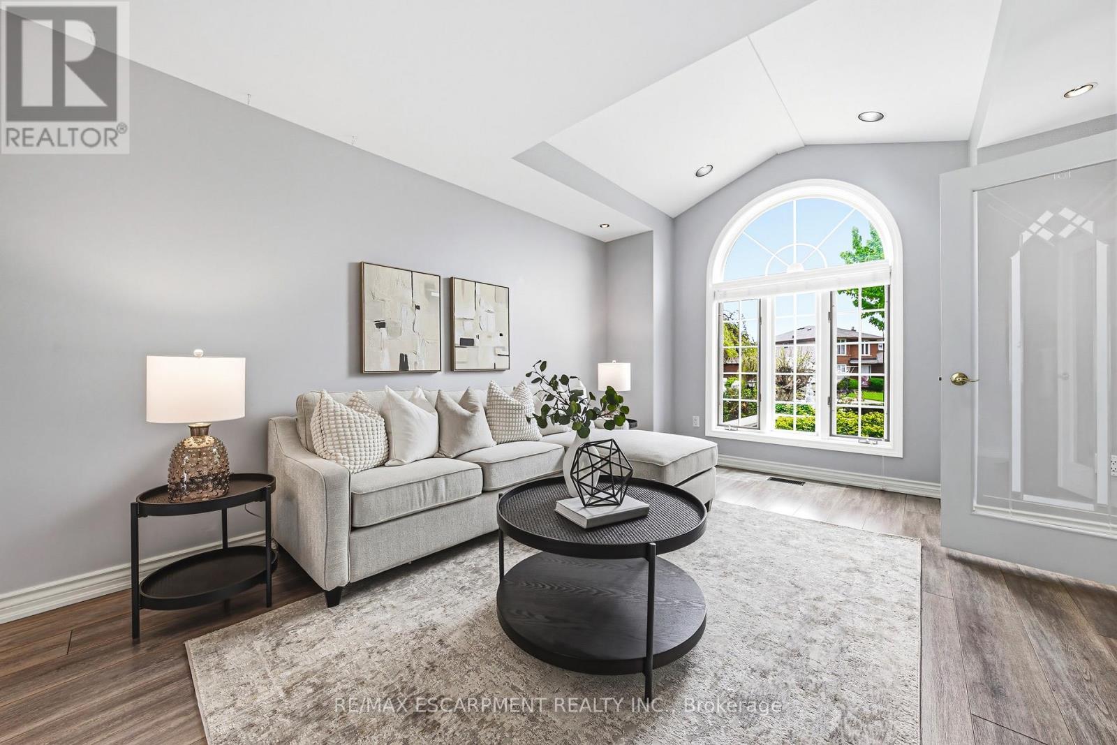 301 Parkwood Crescent, Hamilton, ON - Indoor Photo Showing Living Room