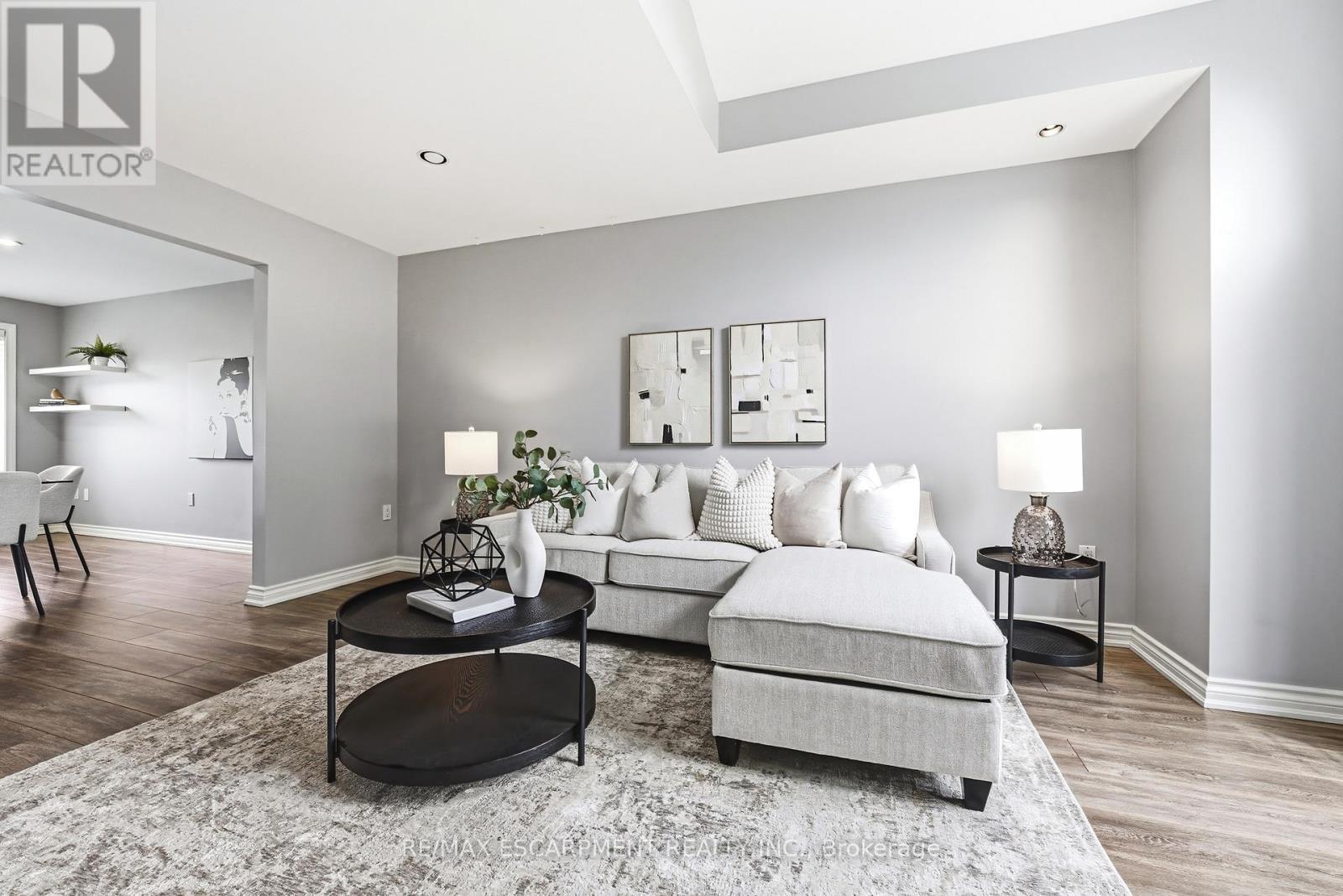 301 Parkwood Crescent, Hamilton, ON - Indoor Photo Showing Living Room