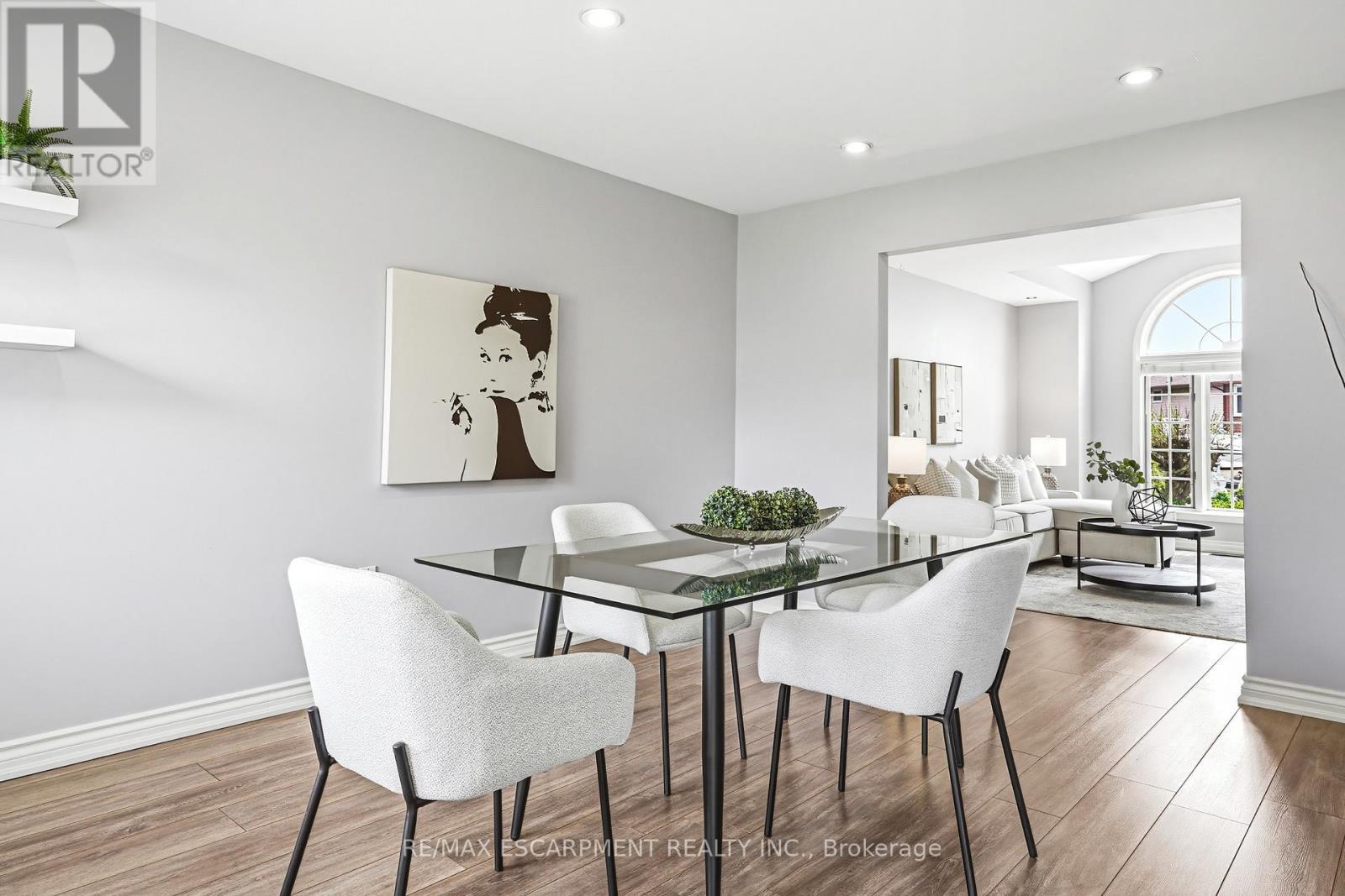301 Parkwood Crescent, Hamilton, ON - Indoor Photo Showing Dining Room