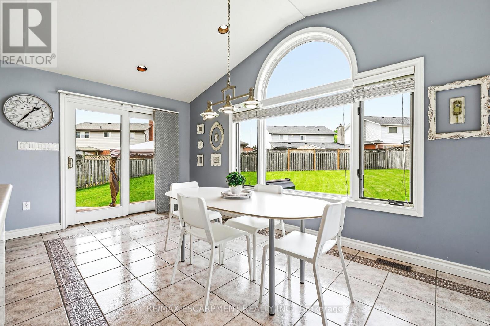 301 Parkwood Crescent, Hamilton, ON - Indoor Photo Showing Dining Room