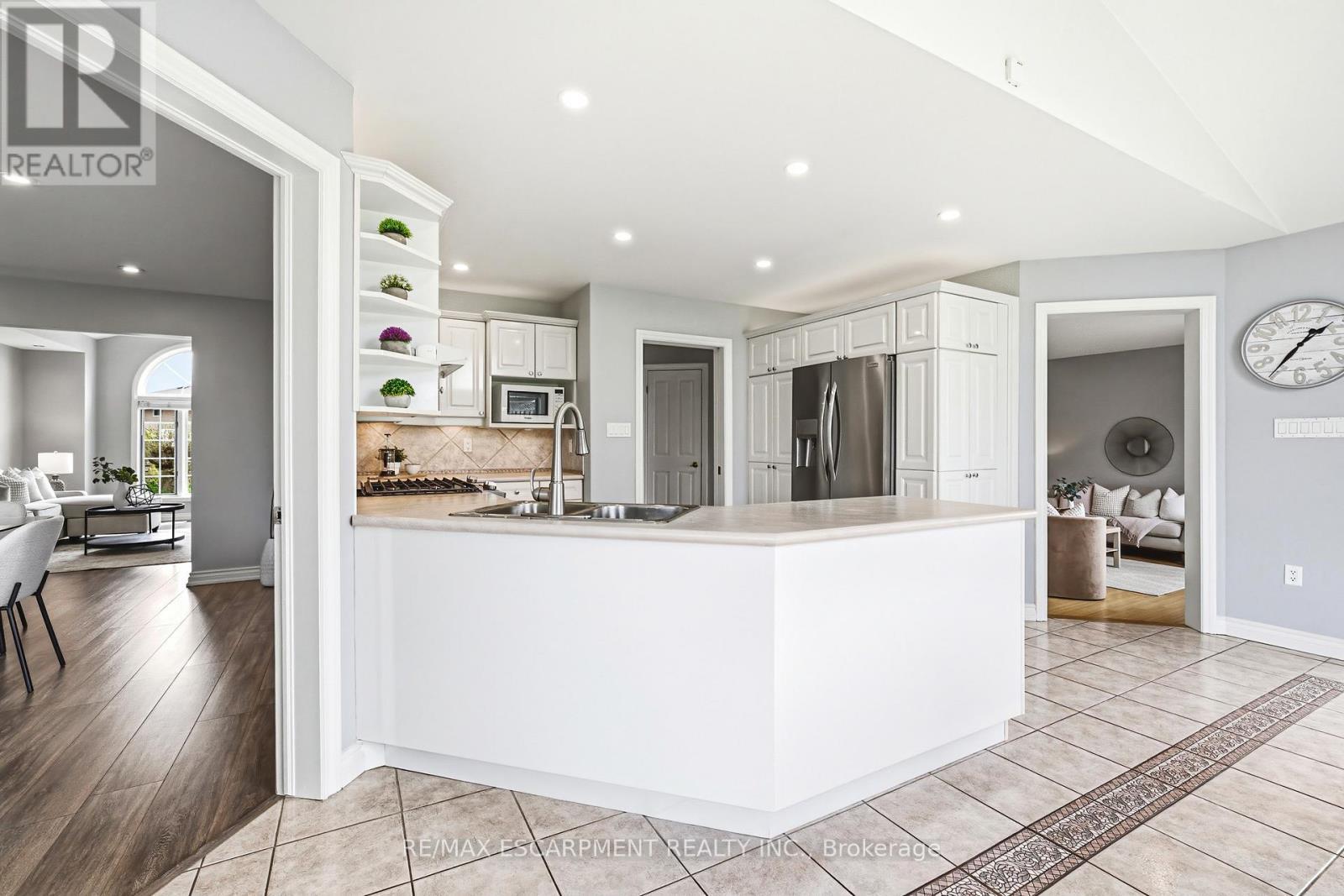 301 Parkwood Crescent, Hamilton, ON - Indoor Photo Showing Kitchen