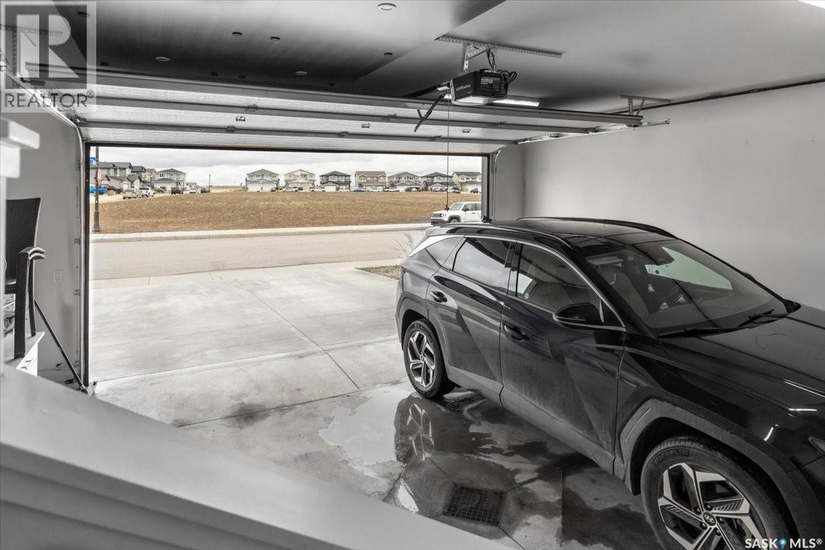 3628 Gee Crescent, Regina, SK - Indoor Photo Showing Garage