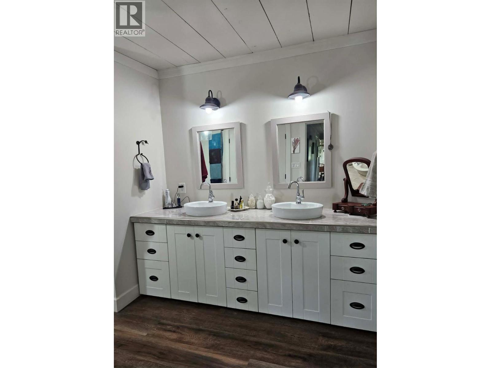 double vanity in main bath - 270 Brash-Allen Road, Enderby, BC - Indoor Photo Showing Bathroom