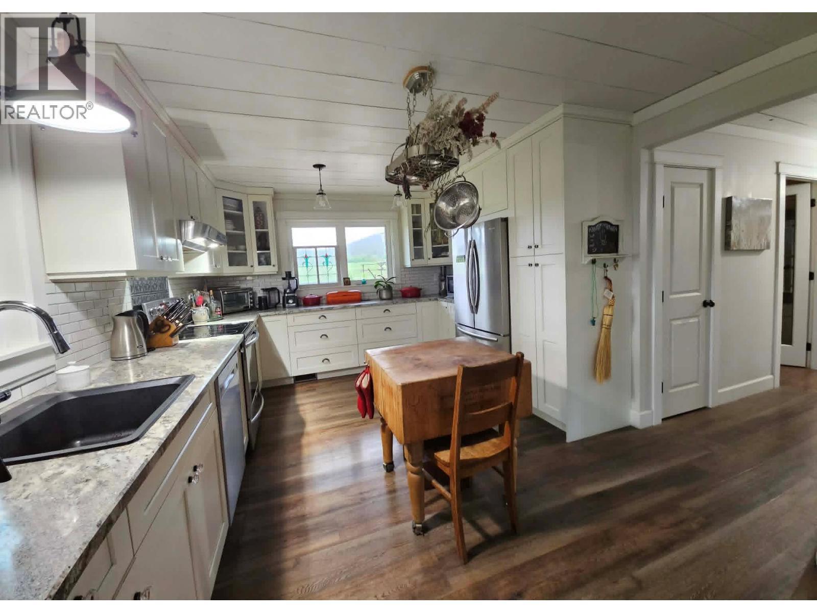 270 Brash-Allen Road, Enderby, BC - Indoor Photo Showing Kitchen