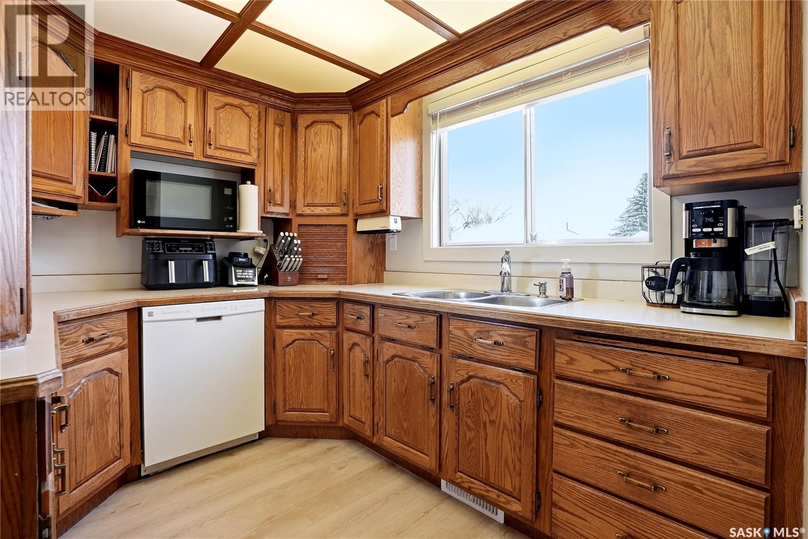 1306 6Th Avenue N, Saskatoon, SK - Indoor Photo Showing Kitchen With Double Sink