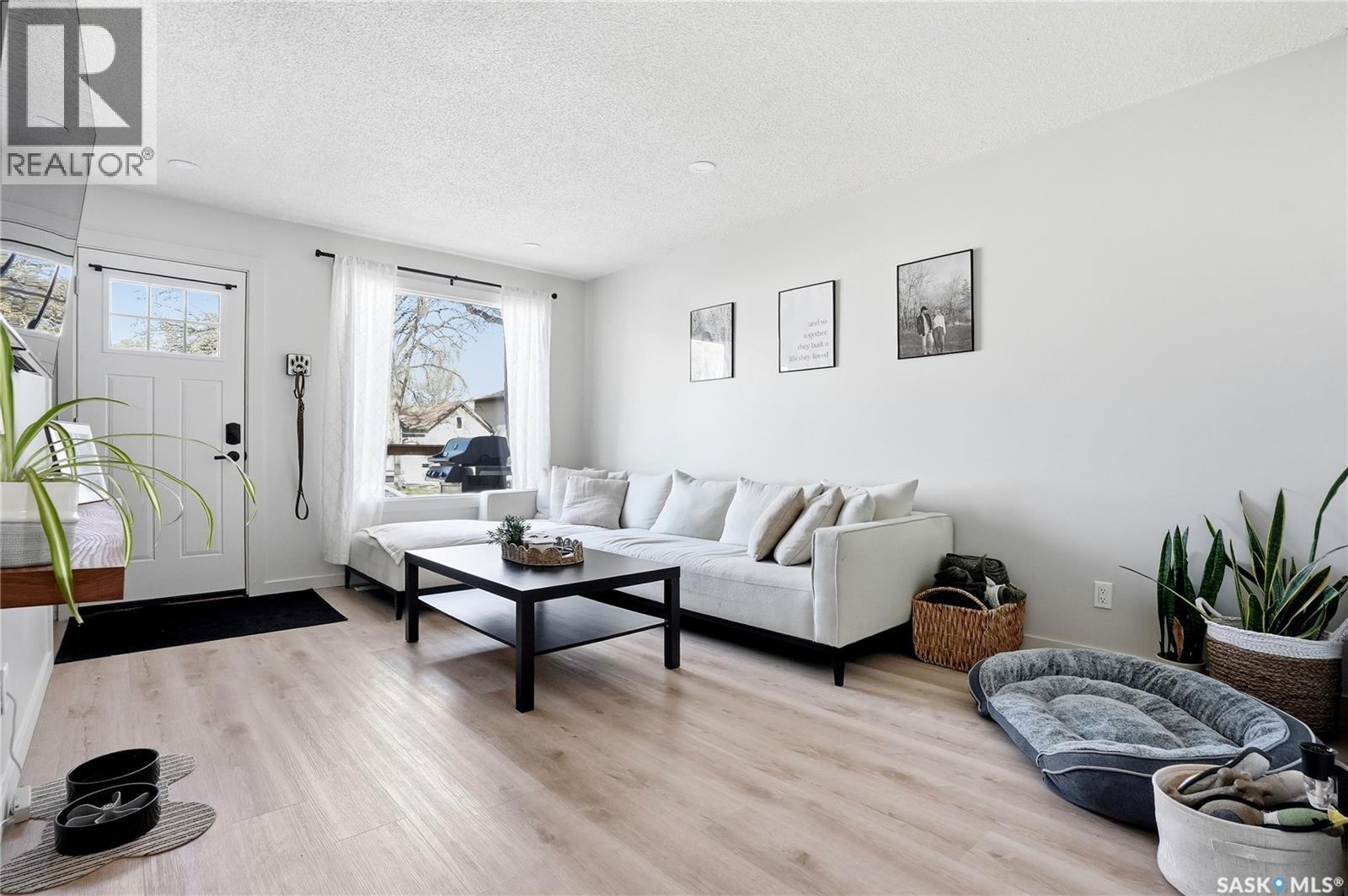 1306 6Th Avenue N, Saskatoon, SK - Indoor Photo Showing Living Room