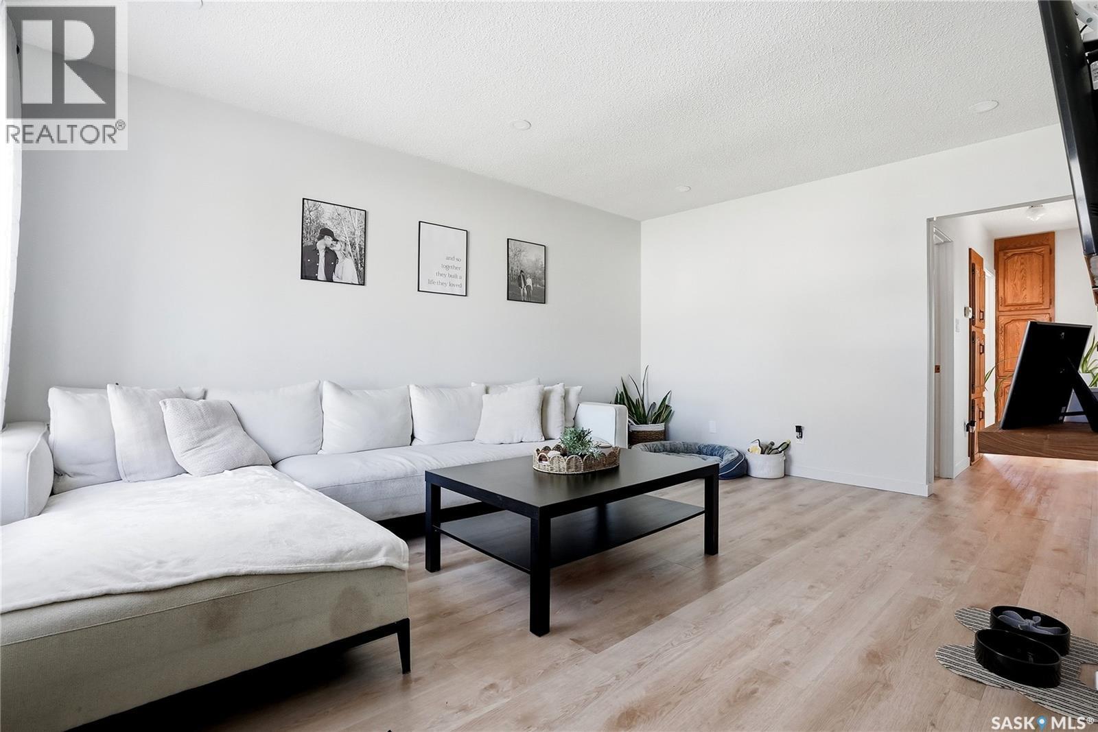 1306 6Th Avenue N, Saskatoon, SK - Indoor Photo Showing Living Room