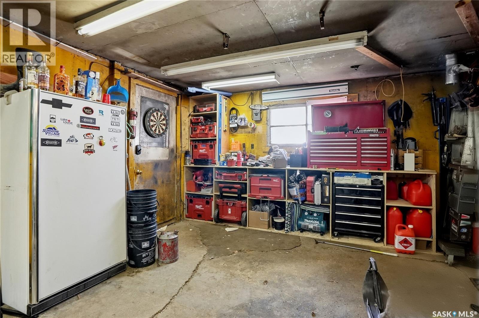 1306 6Th Avenue N, Saskatoon, SK - Indoor Photo Showing Garage